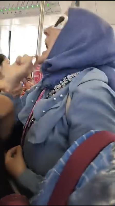 Tramvay savaş alanına döndü! Eminönü'de yer kavgası: Çıldırdı bağırdı çantasını fırlattı - Resim: 5