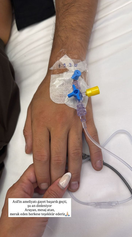 Ünlü şarkıcı Asil Gök ameliyat oldu! Sevgilisi Derya Uluğ hastane odasından paylaştı - Resim: 3