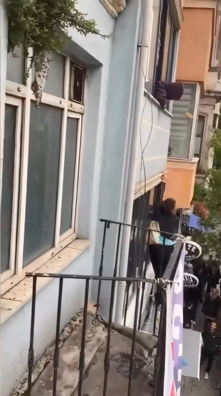 Beyoğlu'nda panik anları! Otel tabelasına çıkıp “Polis yok mu” diye bağırdı: Saniyeler içinde böyle düştü - Resim: 9