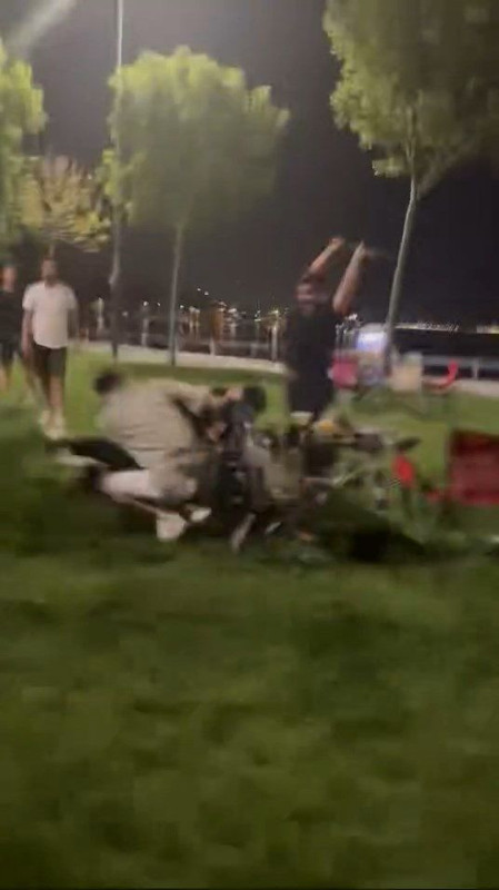 Sahili birbirine kattılar: Kadıköy'de sopalı yumruklu kavga - Resim: 4