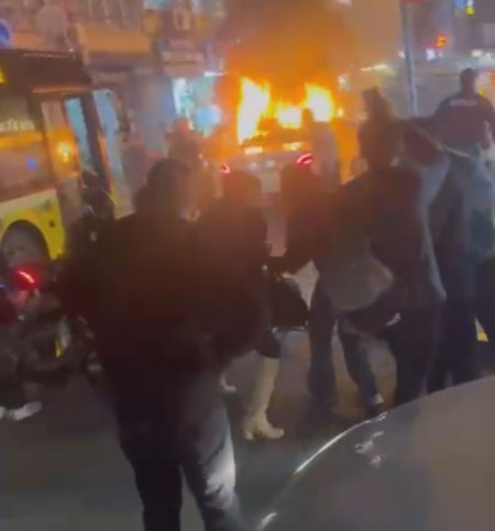 Galatasaray'ın şampiyonluk kutlamasında facianın eşiğinden dönüldü! Cayır cayır yandı: Korku dolu anlar kamerada - Resim : 1