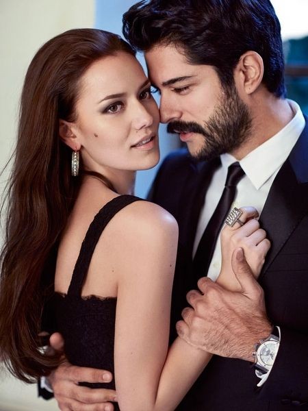 Fahriye Evcen ve Burak Özçivit en doğal hallerini paylaştı! Burak Özçivit'in saçlarına yorum yağdı! "Saçlarına ne oldu, elektrik mi çarptı?” - Resim: 1