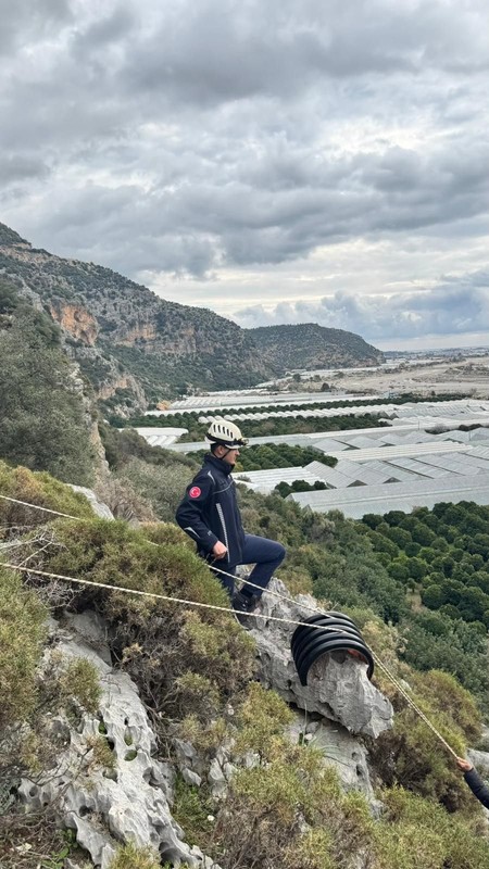 Antalya'da 300 metrede, 3 günden bu yana bekliyordu. Resmi ekipler 3 gün sonra gittikleri keçinin yanında hayrete düştü - Resim: 5