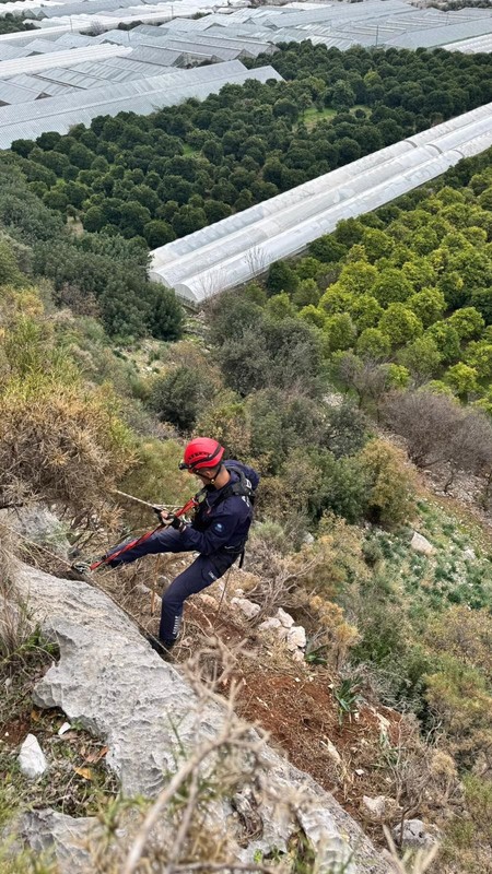 Antalya'da 300 metrede, 3 günden bu yana bekliyordu. Resmi ekipler 3 gün sonra gittikleri keçinin yanında hayrete düştü - Resim: 1