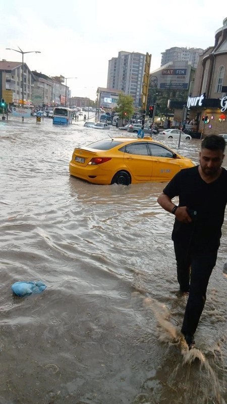 Ankara'da sağanak yağış sele döndü! Caddeler su altında kaldı, arabalar sürüklendi - Resim: 1