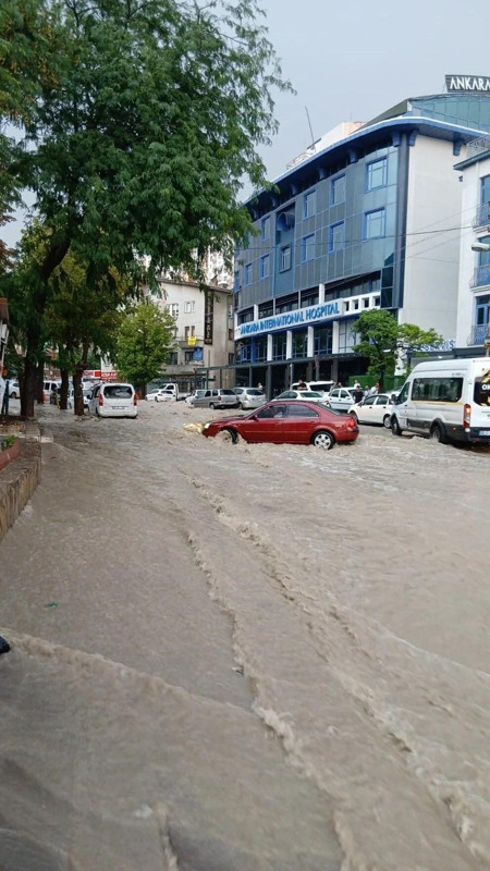 Ankara'da sağanak yağış sele döndü! Caddeler su altında kaldı, arabalar sürüklendi - Resim: 4