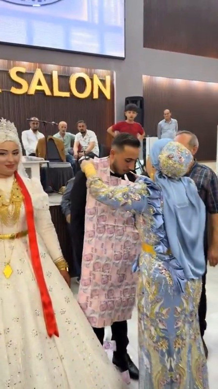 Takı töreninde inanılmaz görüntüler! Düğünde damada paradan yelek giydirildi - Resim: 4