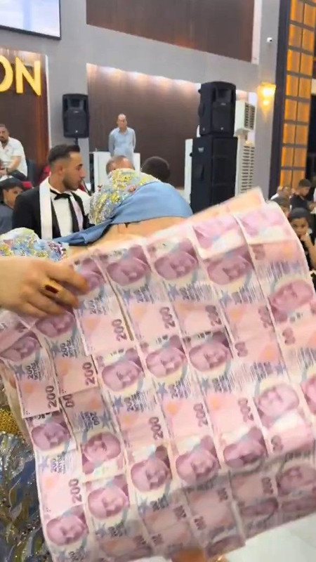 Takı töreninde inanılmaz görüntüler! Düğünde damada paradan yelek giydirildi - Resim: 5