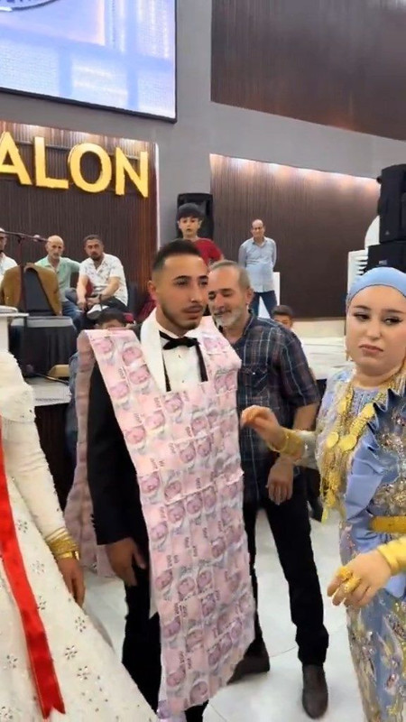 Takı töreninde inanılmaz görüntüler! Düğünde damada paradan yelek giydirildi - Resim: 3