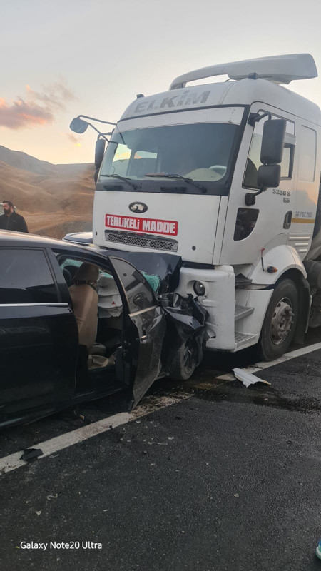 Şerit ihlali faciaya neden oldu! Yakıt tankeri ile otomobil kafa kafaya çarpıştı: Çok sayıda ölü ve yaralı - Resim: 4