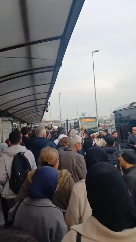İstanbul'da feci olay! Durakta bayılan çocuğa metrobüs çarptı - Resim: 2