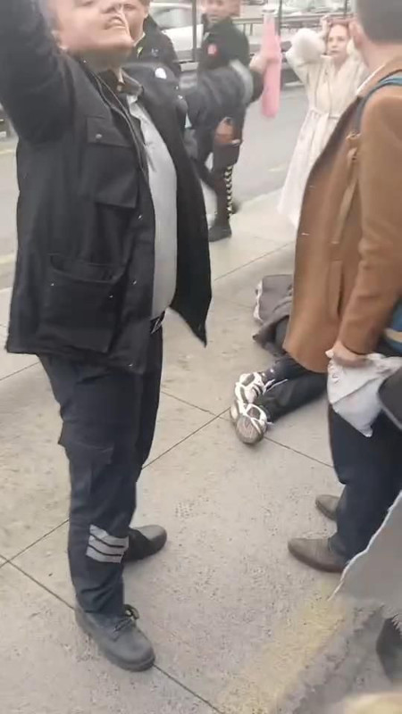 İstanbul'da feci olay! Durakta bayılan çocuğa metrobüs çarptı - Resim: 1