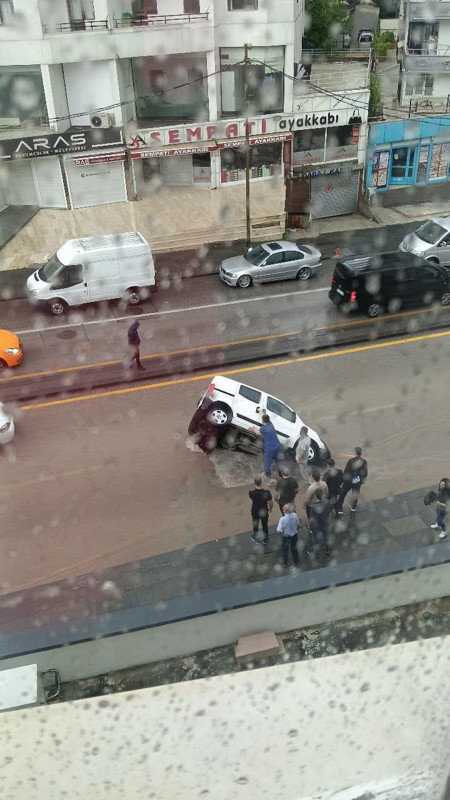 Ankara'da sel felaketi! Yol çöktü, araç çukura düştü - Resim: 4