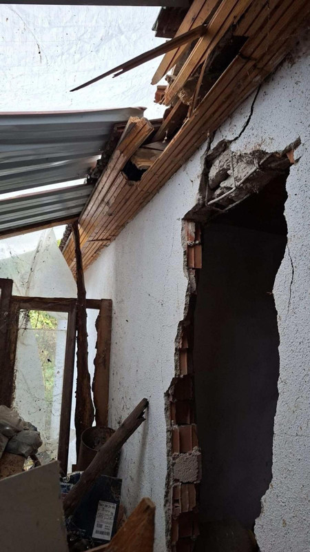Muğla felaketi yaşıyor! Evler sular altında kaldı, yollar göle döndü: Bir evin ortasına kaya düştü - Resim: 6