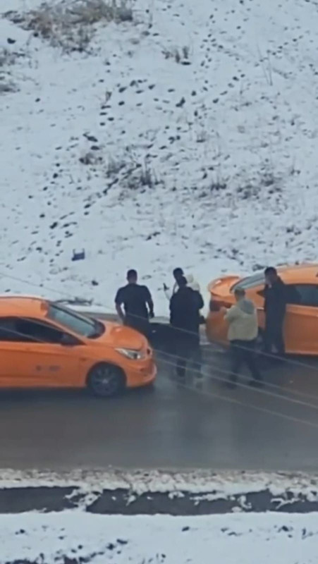 Sokak ortasında tekmeli yumruklu saldırı! 5 kişi 1 kişiyi öldüresiye dövdü: Korkunç anlar kamerada - Resim: 2