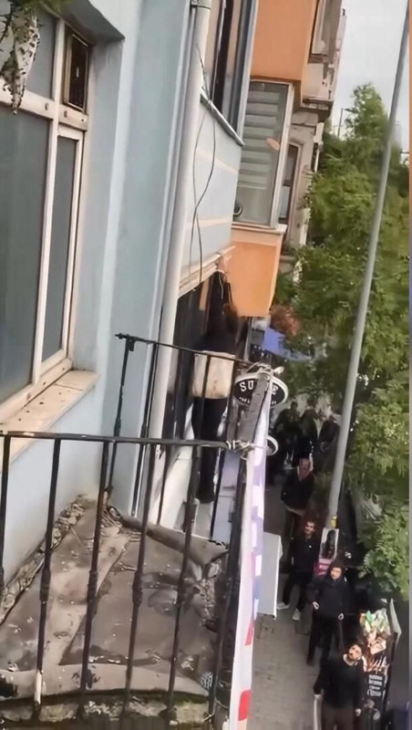 Beyoğlu'nda panik anları! Otel tabelasına çıkıp “Polis yok mu” diye bağırdı: Saniyeler içinde böyle düştü - Resim: 8