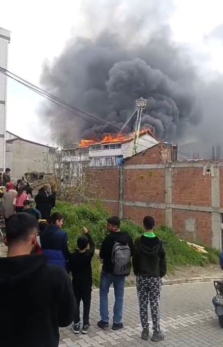 Esenyurt'ta 5 katlı binada korkutan yangın! Dumanlar gökyüzünü kapladı: O anlar kamerada - Resim : 3