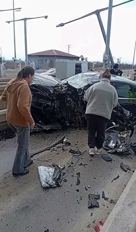 Lüks otomobil, bariyerlere ok gibi saplandı! Karı-koca hayatını kaybetti: 5 günlük bebeklerinin durumu ağır - Resim : 3