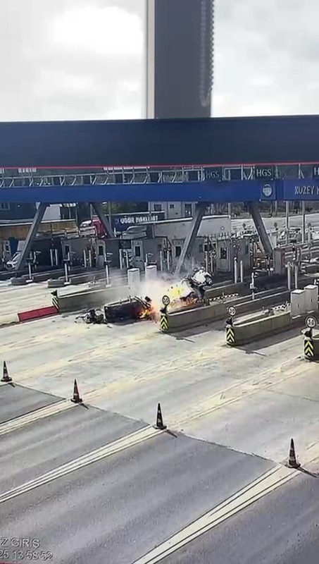 Gişede korkunç ölüm! Otomobil bariyerlere ok gibi saplandı: O anlar kamerada - Resim: 2