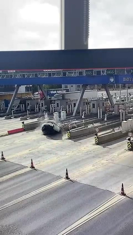 Gişede korkunç ölüm! Otomobil bariyerlere ok gibi saplandı: O anlar kamerada - Resim: 1