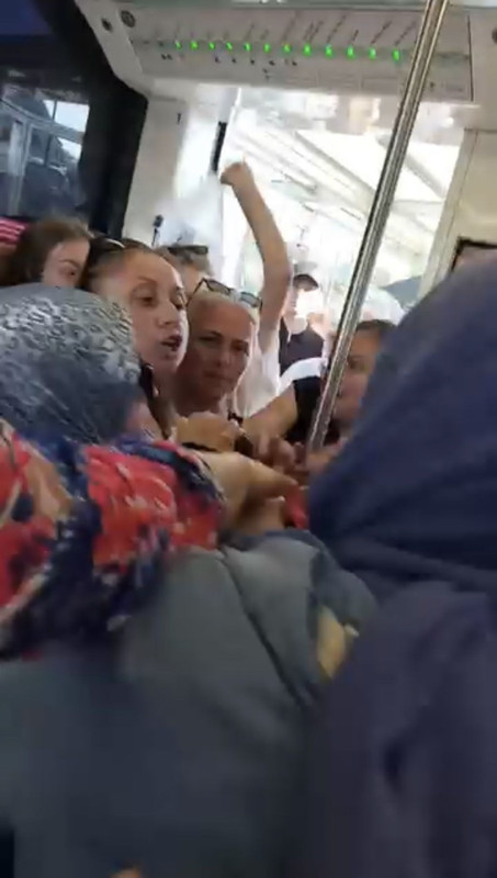 Tramvay savaş alanına döndü! Eminönü'de yer kavgası: Çıldırdı bağırdı çantasını fırlattı - Resim: 2