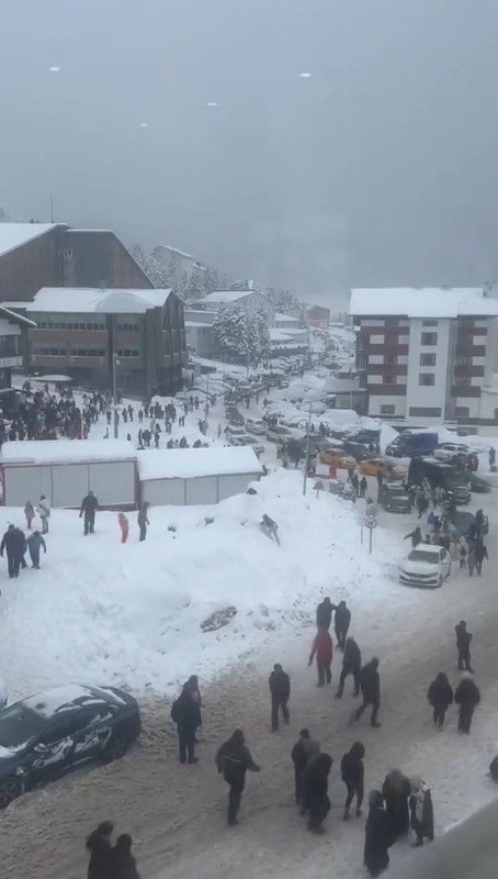 Uludağ'da izdiham: Pistlerde adım atacak yer kalmadı! - Resim: 1