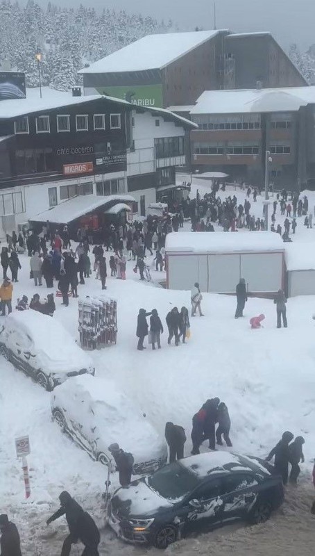 Uludağ'da izdiham: Pistlerde adım atacak yer kalmadı! - Resim: 2