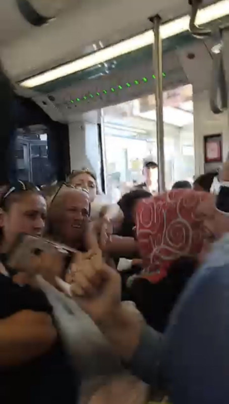 Tramvay savaş alanına döndü! Eminönü'de yer kavgası: Çıldırdı bağırdı çantasını fırlattı - Resim: 4