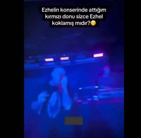 Rapçi Ezhel'in konserine giden genç kız, herkesin içinde kırmızı külodunu çıkarıp sahneye fırlattı. Ezhel'in külodu alıp yaptığı hareket herkesi şaşırttı - Resim: 5