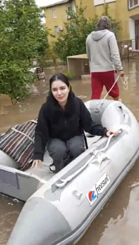 O şehirde rekor yağış! Şiddetli fırtına ve sağanak hayatı felç etti… Araçlar su altında kaldı... Sokaklar ve evlere su bastı - Resim: 6