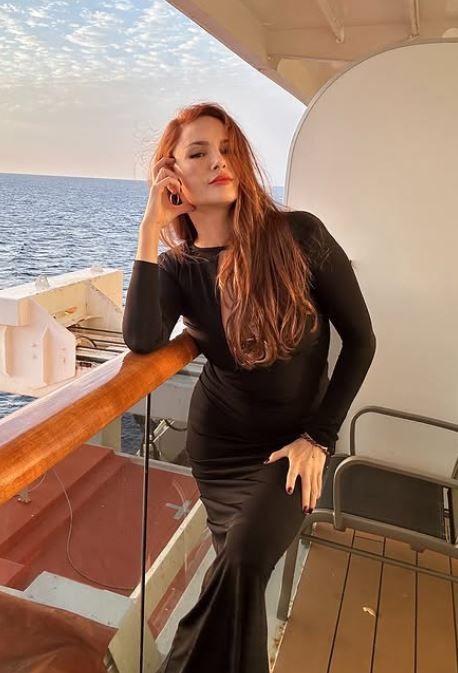Mine Tugay "Yaz" diyerek yeşil bikinisiyle peş peşe fotoğraflarını paylaştı. Gören hayranları hayran kalıp bir kez daha baktı - Resim: 3