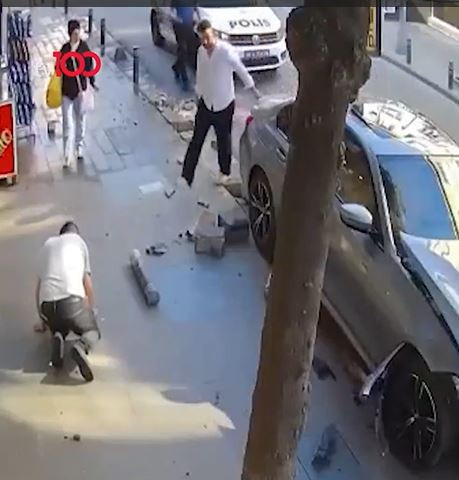 Kaldırımda beklerken otomobilin altında kalıyordu! Adama çarptı, önce arabasına baktı! - Resim : 3