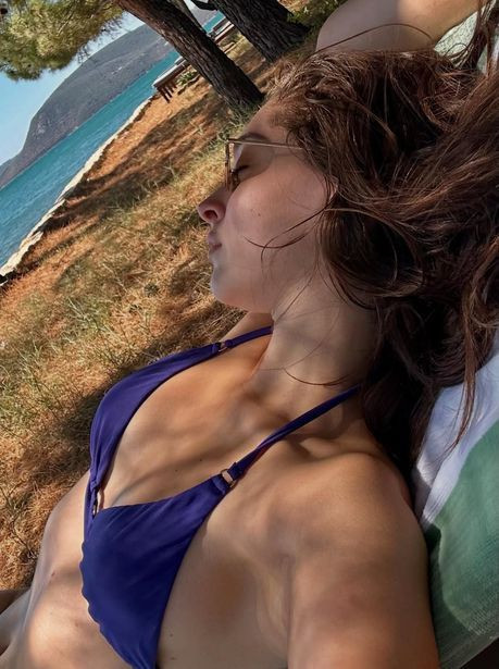 Cemre Baysel'in yeni tatil rotası belli oldu! İddialı pozlarıyla sosyal medyayı yıktı geçti - Resim: 4