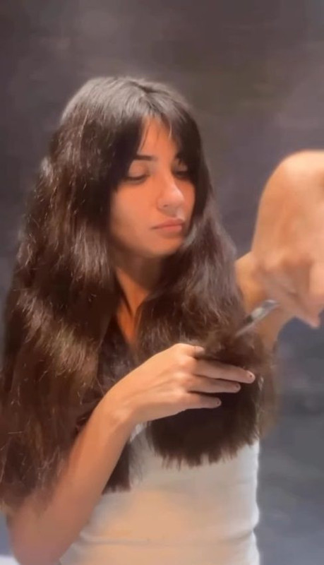 Tuba Büyüküstün kamera önünde saçlarını kesti! Altına yazdığı not kafaları karıştırdı - Resim: 4