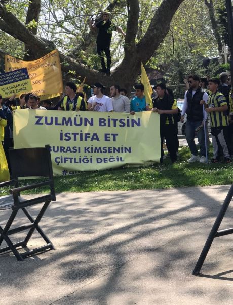 Fenerbahçeli taraftarlar 100'lerce ile Kalamış'a akın etti! Faruk Ilgaz Tesisleri 100'lerce kişiyle "Ali Koç istifa" diye inledi - Resim : 1