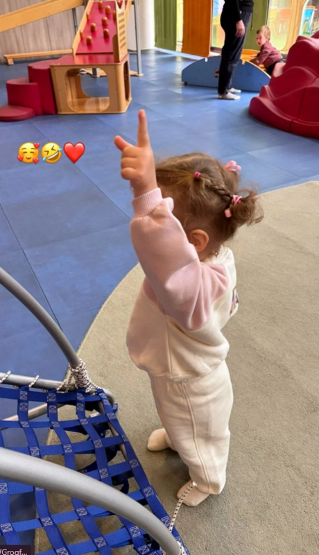 Eda Ece kızı Mina İpek’i paylaştı! Kızının yüzünü gizlemesi dikkat çekti - Resim: 4