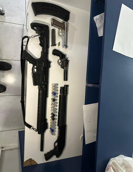 Adana’da akıllara durgunluk veren olay! Polis gibi çakarlı otomobille gezdi... Havaya ateş açıp çocukların üzerini aradı - Resim : 4