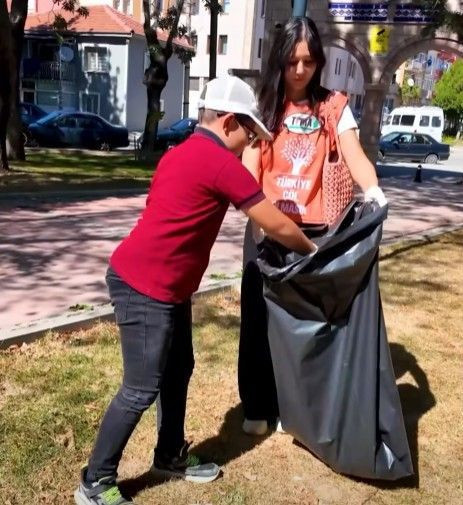 Kütahya’da Avrupa Hareketlilik Haftası’na özel çöp toplama etkinliği düzenlendi - Resim: 2