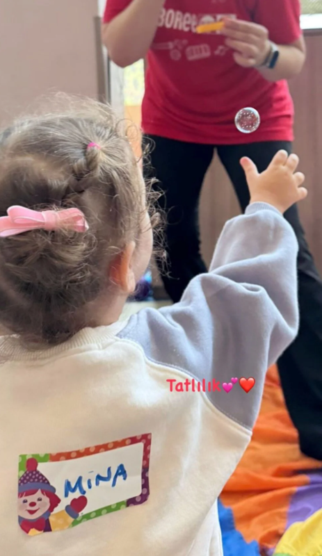 Eda Ece kızı Mina İpek’i paylaştı! Kızının yüzünü gizlemesi dikkat çekti - Resim: 5