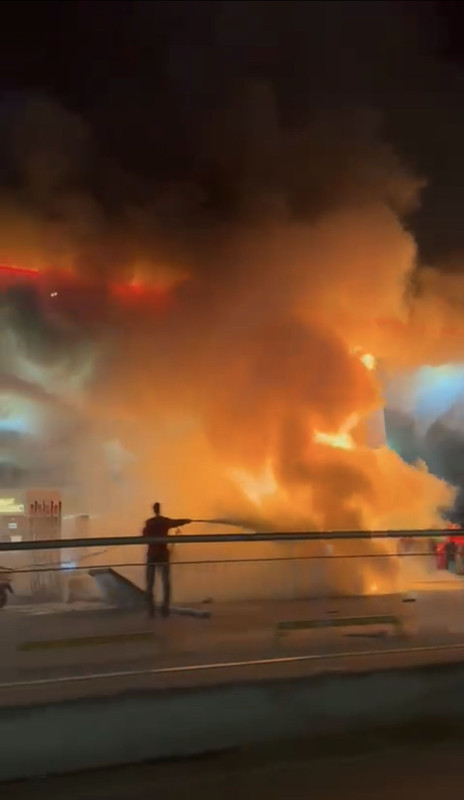 Otomobil akaryakıt istasyonuna daldı! Yakıt alan araç alev topuna döndü: Korku dolu anlar kamerada - Resim: 5