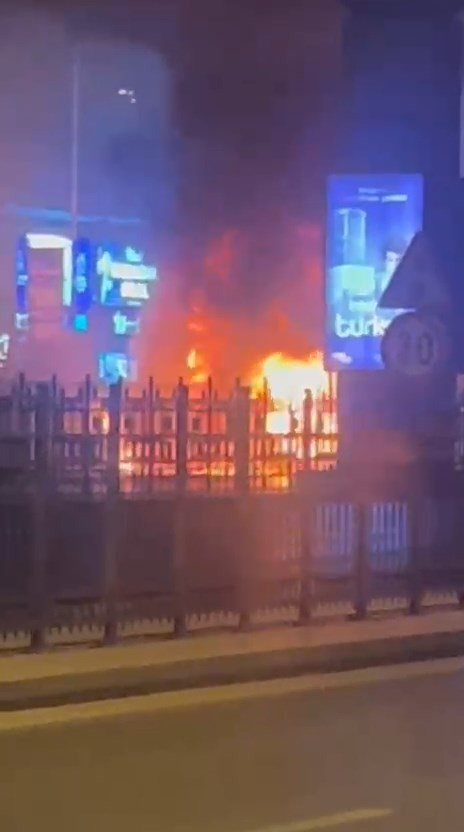 Şişli'de tur otobüsü alev topuna döndü! Çok sayıda ekip sevk edildi - Resim : 2