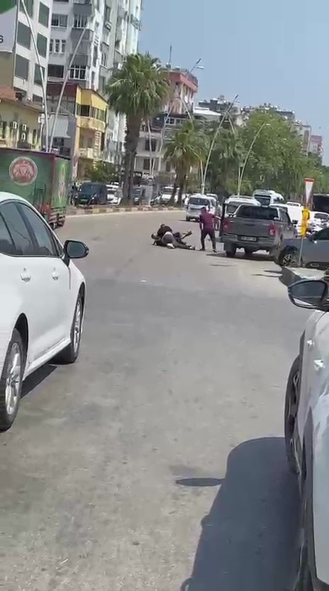 Eşini baba evine gönderdi, dayağı yedi! Cadde savaş alanına döndü! 3 kişi tutuklandı - Resim : 1