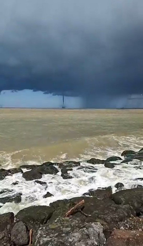 Giresun açıklarında sağanak yağış sonrası 1 değil tam 3 tane hortum oluştu! O anlar cep telefonu kamerasına yansıdı - Resim: 1