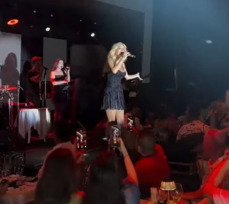 Ünlü şarkıcı İrem Derici, siyah minisiyle Alaçatı'da sahne aldı. Dinleyenlerini coşturan Derici, sevenlerini hayran bıraktı - Resim: 10