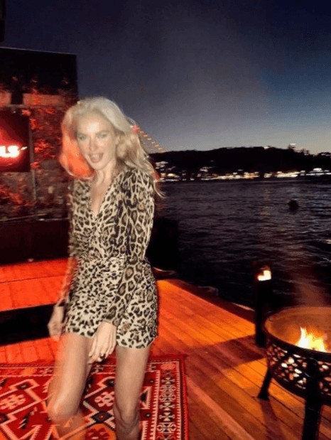 Burcu Esmersoy'un mini elbisesi ile pozları büyüledi - Resim: 4