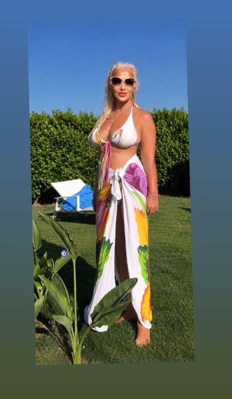 Sevim Emre photoshop'un dozunu yine kaçırdı! Bikinili pozuyla olay yarattı - Resim: 5