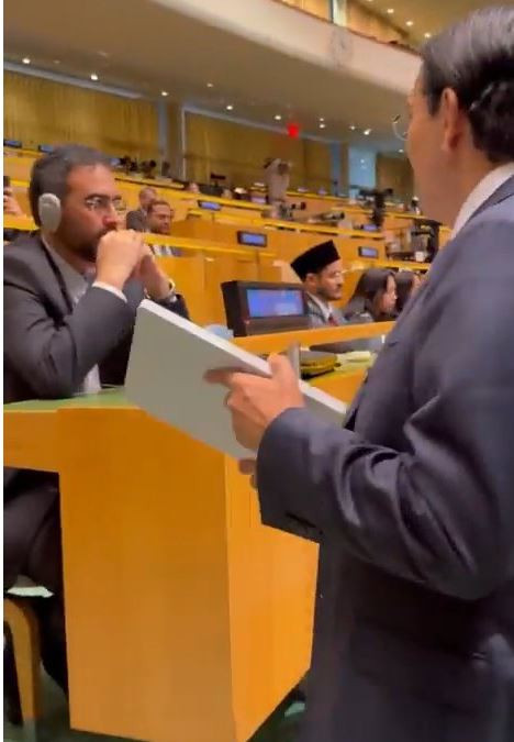 BM'de akılalmaz tiyatro! İranlı diplomatın yanına gidip uzattı: Bunu Tahran'a götürün! - Resim : 1