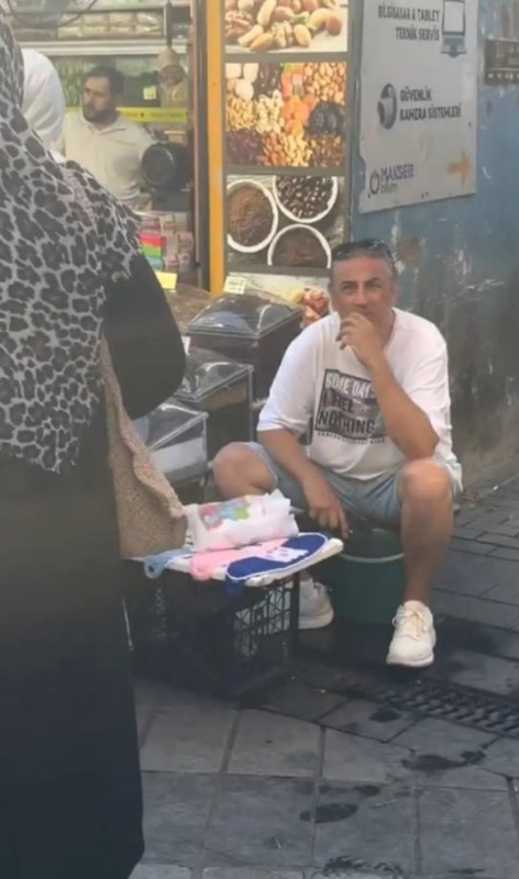Ünlü şarkıcı Çelik pazarda banyo lifi sattı! Nedenini sosyal medya hesabından açıkladı - Resim: 2