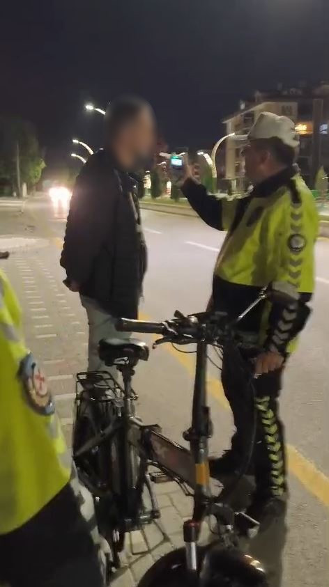 Alkollü bisiklet sürücüsüne büyük ceza! Polisten güldüren uyarı: "Alkollü eşek bile kullanamazsın!" - Resim : 1