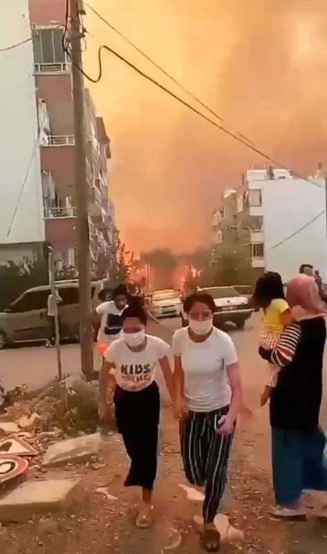 Hatay'daki yangın yürekleri de yaktı... Vatandaşlar bölgeden böyle kaçıyor - Resim: 16